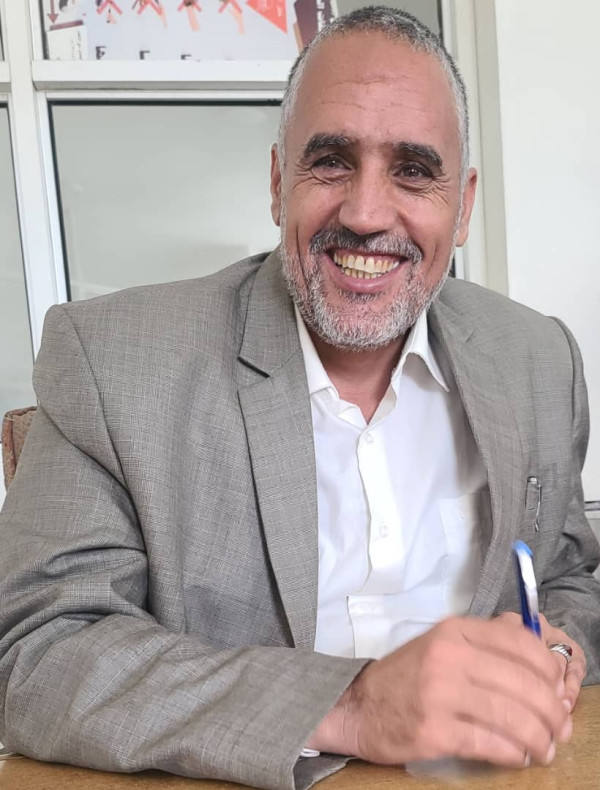 الاستاذ اسماعيل الحائر