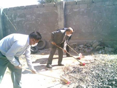 مدير صندوق المعاقين والموظفين يشاركون حملة النظافة 